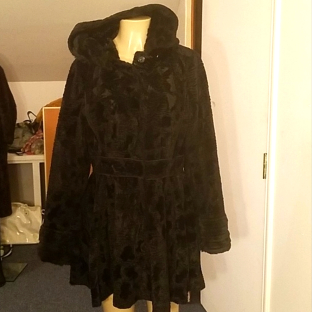 BLACK LAUNDRY COAT WITH HOOD.
